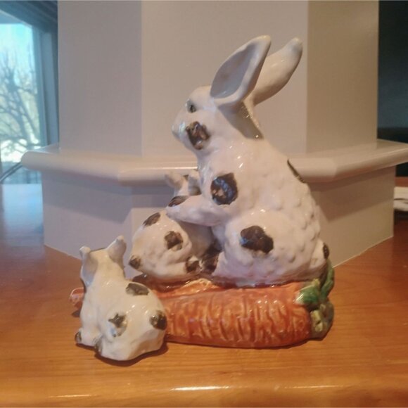 Large Vtg Majolica Pottery Easter Bunny Rabbits on a Carrot 9" x 9" - Picture 3 of 10